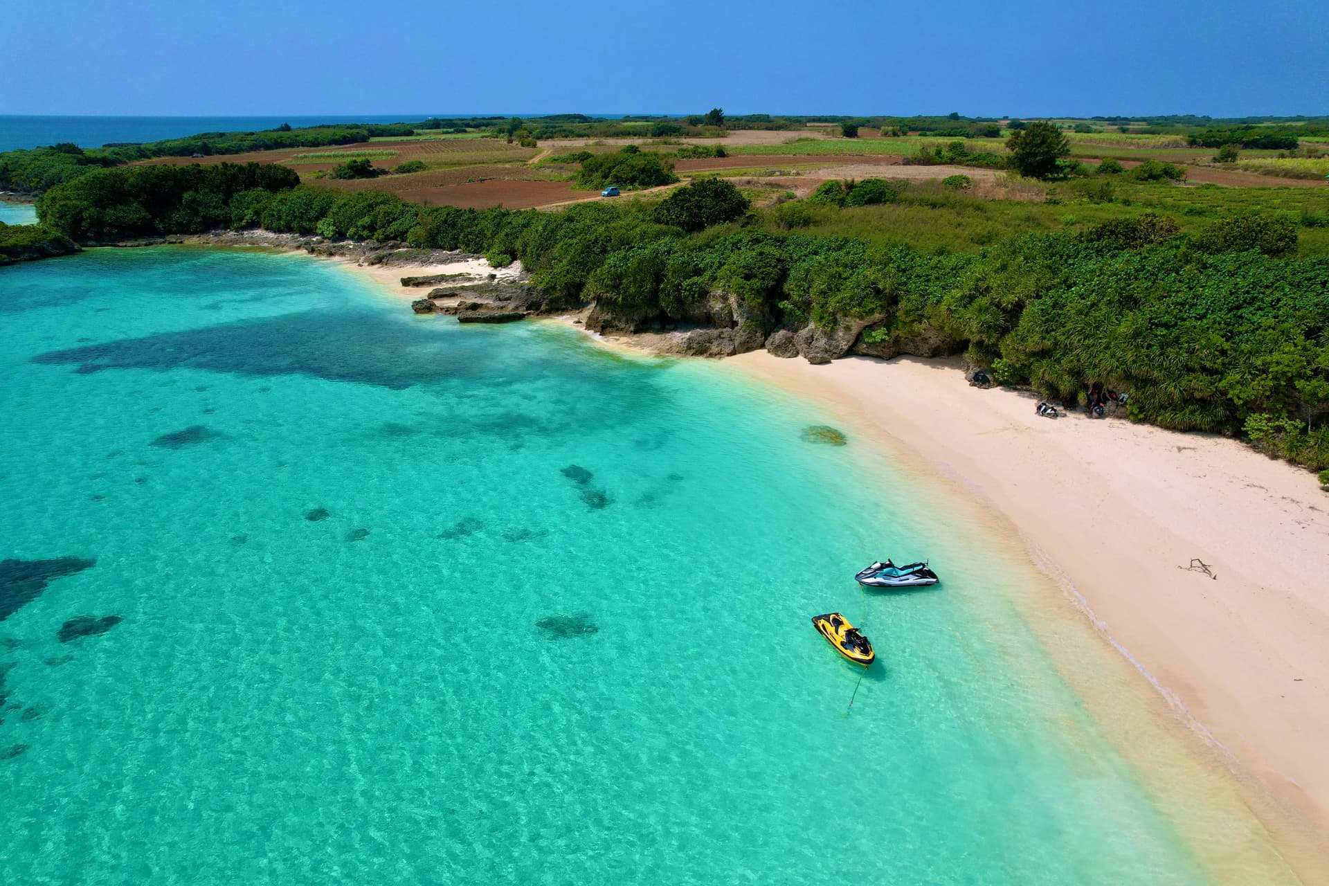 クリスタルブルーの海と白い砂浜 - ジェットスキーが浮かぶ宮古島の絶景ビーチ