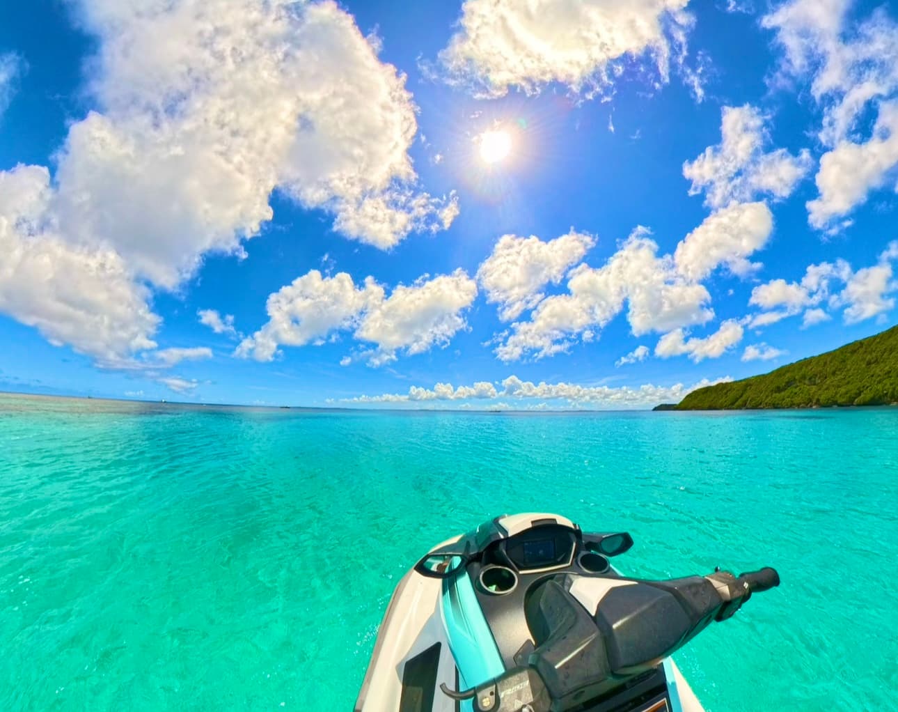 宮古島のジェットスキー体験 - 透明度抜群の海でジェットスキーを楽しむ様子