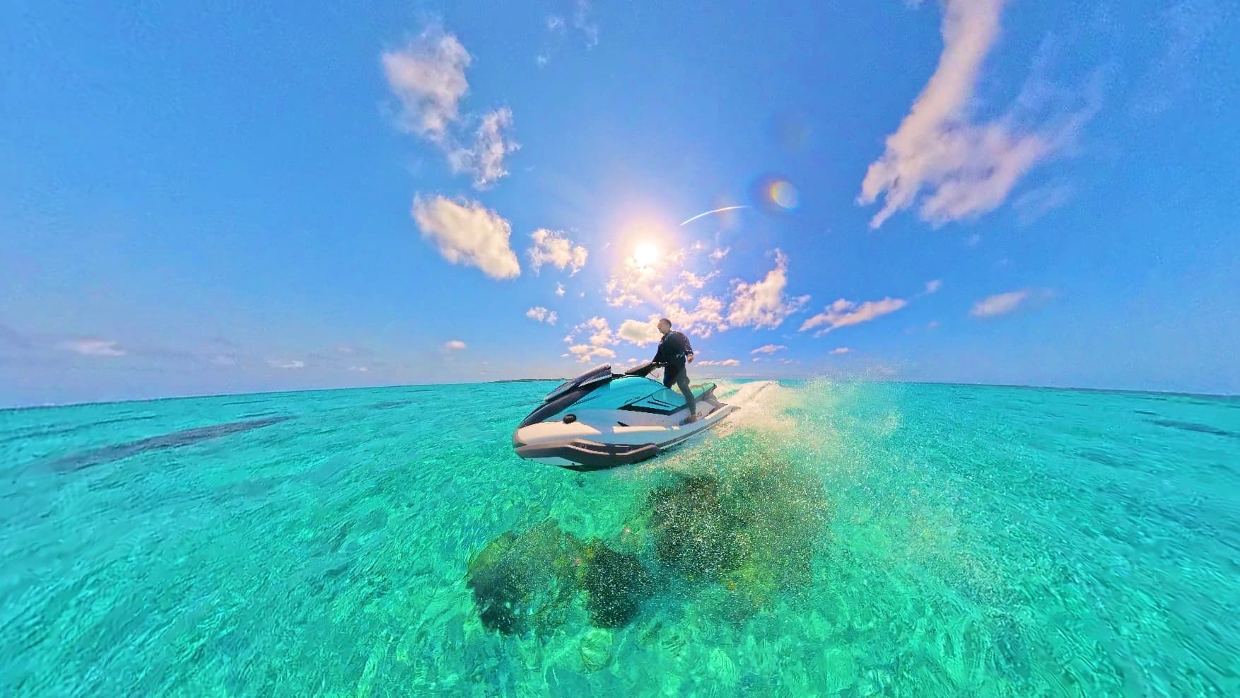 宮古島でジェットスキーレンタル - 透明度抜群の宮古ブルーの海でジェットスキーを楽しむ様子