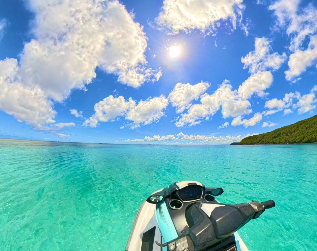 宮古島のジェットスキー体験 - 透明度抜群の海でジェットスキーを楽しむ様子